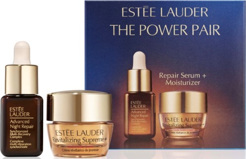 Ett set med Estée Lauder hudvårdsprodukter inklusive nattrepair serum, fuktighetskräm och ett avancerat nattrepair serum.
