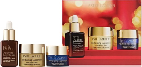 Weergave van verschillende Estee Lauder huidverzorgingsproducten met goud en blauw verpakt, gerangschikt voor een rode wazige achtergrond.