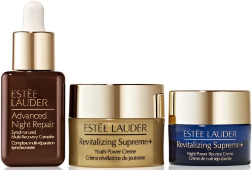 Drie Estee Lauder huidverzorgingsproducten met gouden doppen en blauwe en gouden deksels, gelabeld Advanced Night Repair en Revitalizing Supreme+.