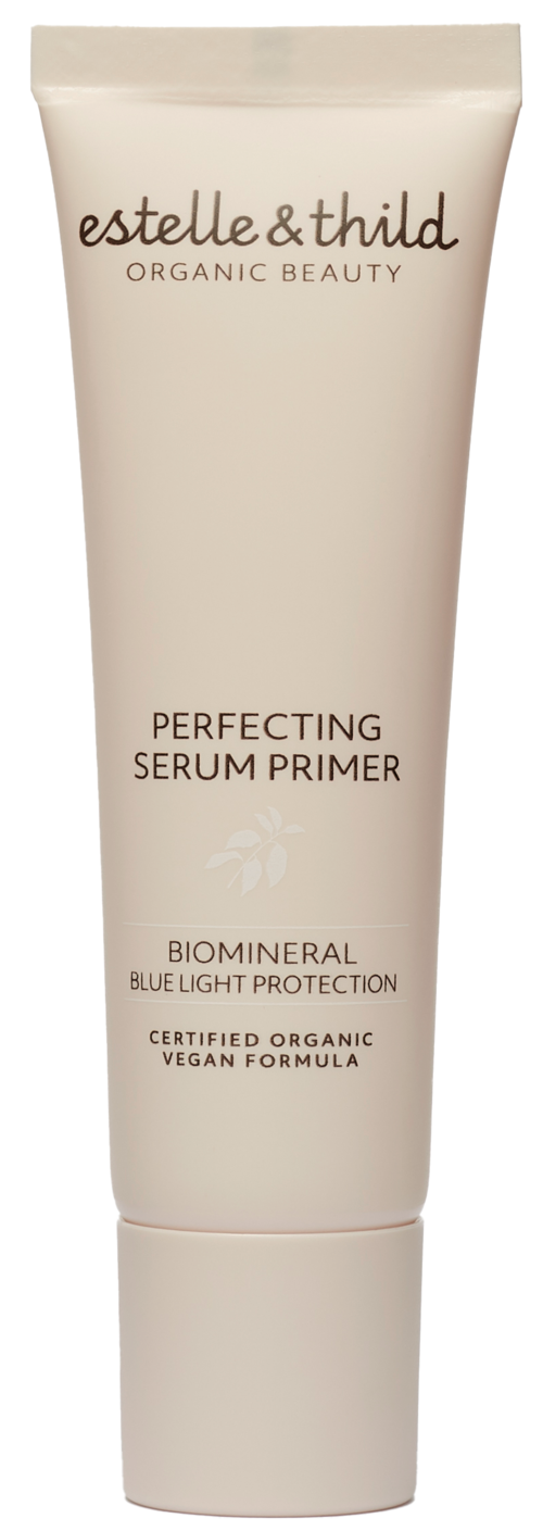 En vit tub med Estelle & Thild Perfecting Serum Primer med organiska och veganska ingredienser.