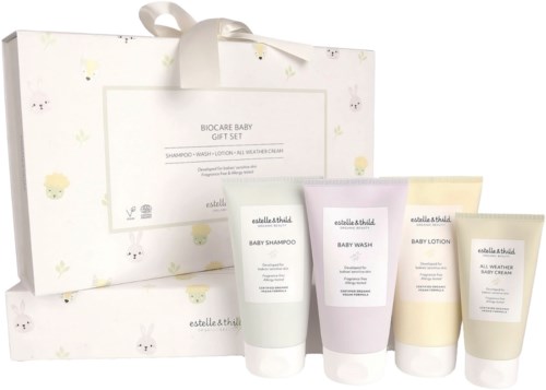 Sett med babypleieprodukter i en eske med sløyfe, inkludert shampoo, vask, lotion og krem, alle i myke pastellfarger.