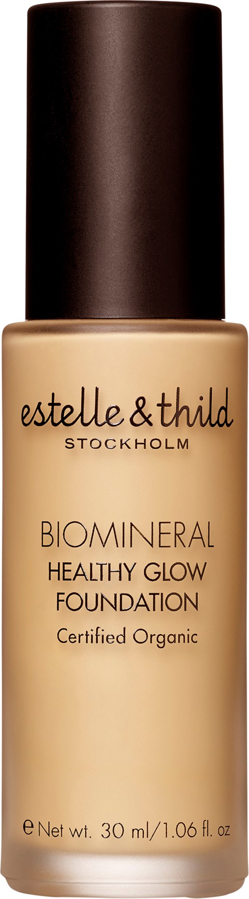 En flaska av Estelle & Thild foundation med svart lock, märkt som ekologisk och hälsosam lyster.