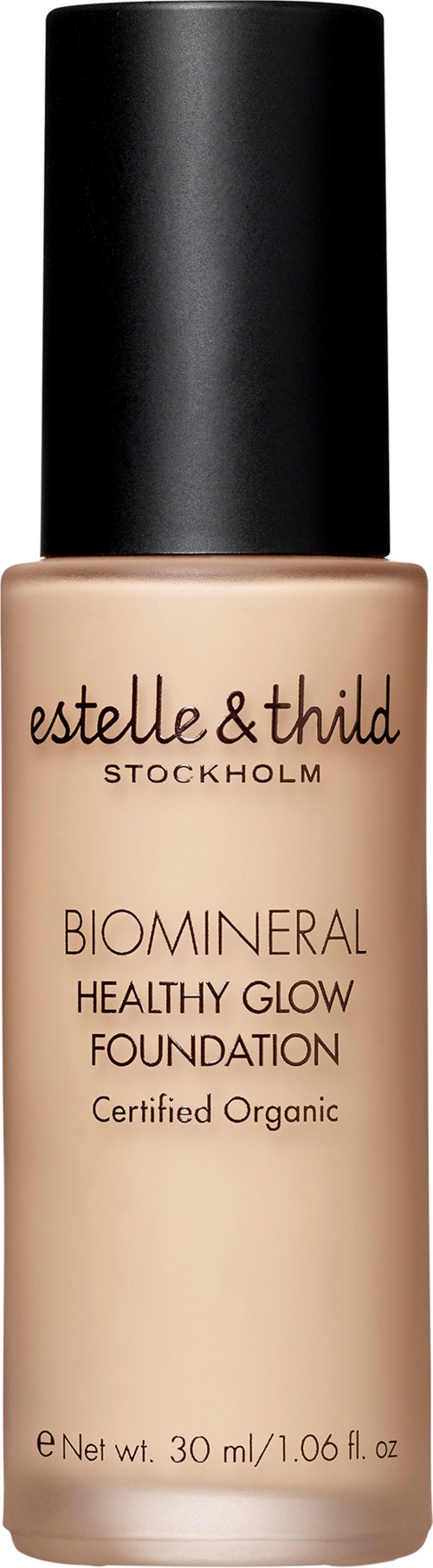 En flaska av Estelle & Thild Biominéral foundation med svart lock och beige vätska inuti.