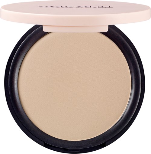 Ett kompaktpudderskåp med beige puder och ett vitt lock. Locket har en skriptstiltext på sig.
