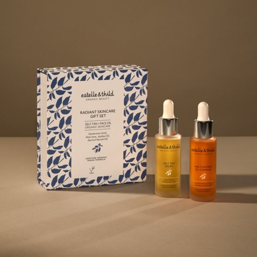 Ett hudvårds-presentset med två flaskor serum och en dekorativ blå och vit låda.