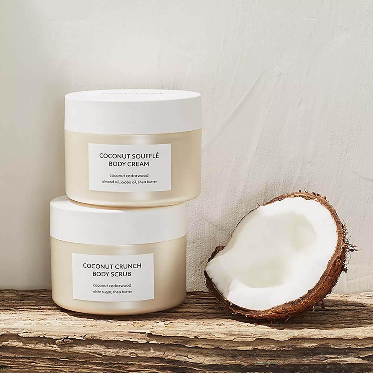 Estelle & Thild Coconut Cedarwood Coconut Crunch Body Scrub 200 ml (obrázok 3)