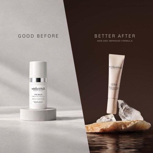 En hudvårdsprodukt märkt Estelle & Thild Eye Balm på en vit pedestal med ett "Good Before"-märke, bredvid en tub och en sten.