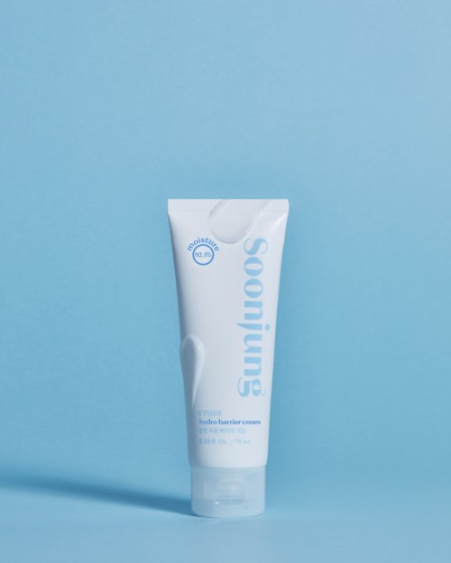 Ein weißer Tuben-Sonnencreme vor blauem Hintergrund.
