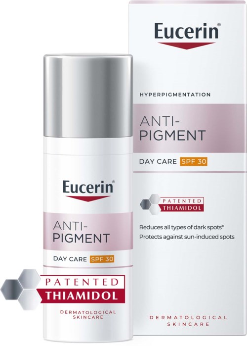 Eine weiße und silberne Flasche Eucerin Anti-Pigment Tagespflege mit SPF 30, auch mit Verpackung.