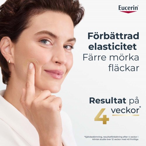 En kvinde rører ved sin kind, fremmer hud med færre mørke pletter, lover resultater på fire uger.