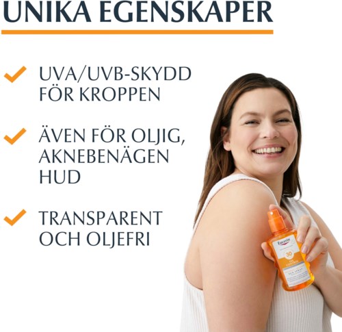Kvinna ler, håller solskyddsspray, främjar skydd för huden, fet, aknebenägen, transparent, och oljefri.