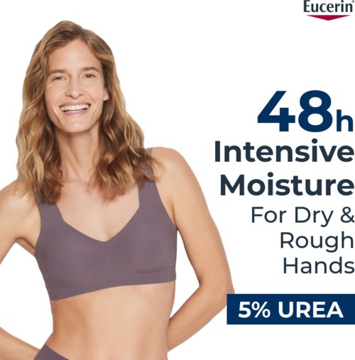 En kvinna i sport-BH ler, med produktinformation om handkräm, inklusive 48 timmars intensiv fukt och 5% UREA.