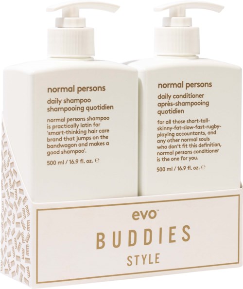 To hvite flasker med pumpe inneholder sjampo og balsam, merket for normale personer, på en beige boks. Minimalistisk design.