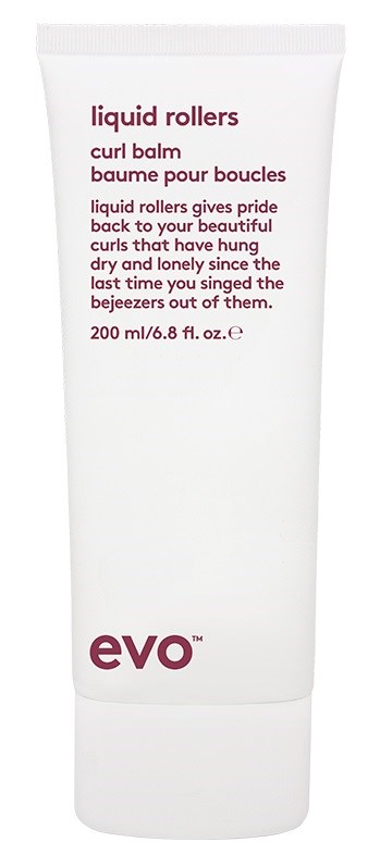 En hvit flaske merket 'evo liquid rollers' med rosa tekst for curl balm, 200 ml kapasitet, enkel design.
