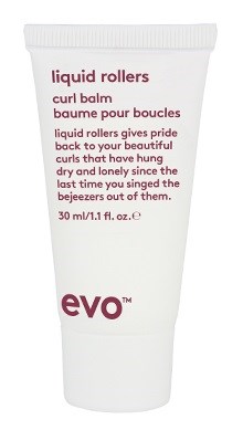 En hvit tube merket 'liquid rollers' inneholder krøllbalsam, med lilla og svart tekst som beskriver bruksområdet og følelser.