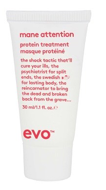 Valkoinen putkilö Mane Attention -proteinituotteella ja punaisella tekstillä, joka kuvaa sen hyötyjä ja käyttöä.