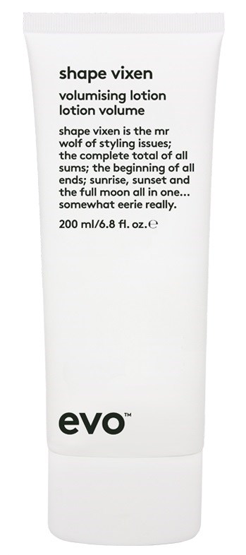 En vit tub med svart text, märkt 'Shape Vixen' volymbildande lotion av Evo, innehåller 200 ml.