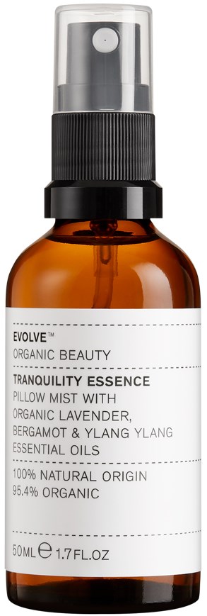 En liten brun flaske med sprayhette som inneholder økologisk lavendelpute-spray med essensielle oljer.