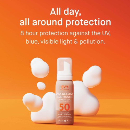 En flaska ansiktsmousse solkräm med SPF 50, omgiven av skum, på orange bakgrund med skyddstext.