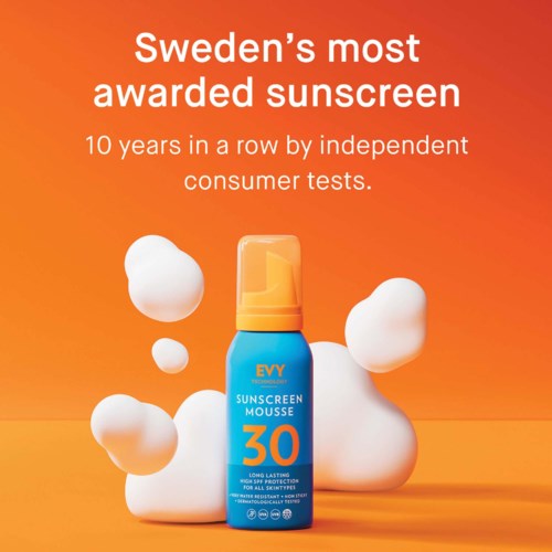 En blå sprayflaska med solkräm med siffran 30 på, omgiven av vitt skum och bubblor, på en orange bakgrund.