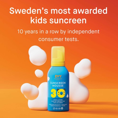 En blå solskumflaska med ett gulligt djuransikte, omgiven av bubblor på en orange bakgrund.