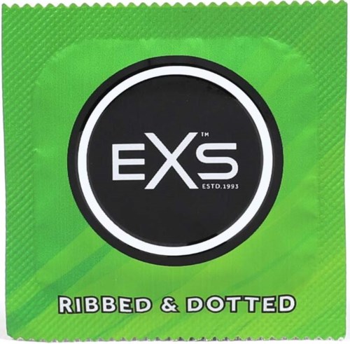Grön kondomförpackning med svartvitt logo och text samt orden "RIBBED & DOTTED" längst ner.