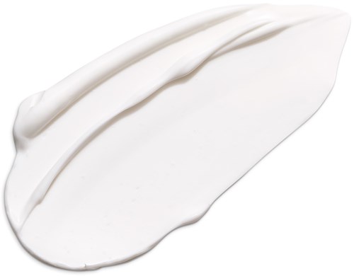 Ett stänk av vit kräm eller lotion med två linjer ovanpå, slät och krämig.