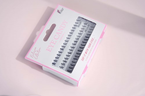 En eske merket 'Eye Candy' inneholder falske øyevipper med forskjellige stiler, brukt til sminke.
