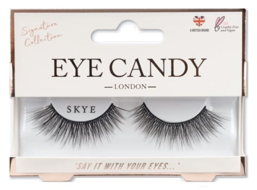 Falske øyevipper med svarte, tykke og lange strå i en klar boks, merket 'Eye Candy London' og 'Skye.'