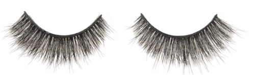 Falsche Wimpern auf einem Streifen, schwarzer Hintergrund, Wimpernstil ist voll und lang.