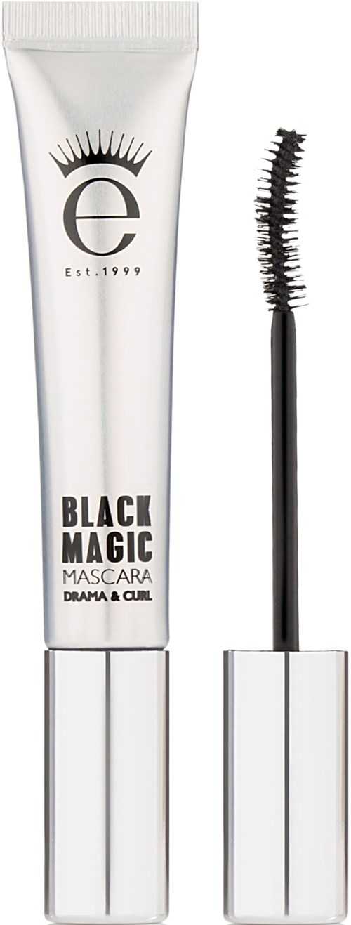 En vit tub och en svart mascara-borste med krypande borst. Tuben har en logga med ett öga och text. Produkten heter Black Magic Mascara.