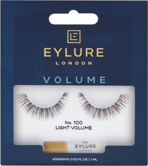 Package innehåller falska ögonfransar märkt Eylure London, Light Volume, och en liten applikator. Bakgrunden är marinblå.