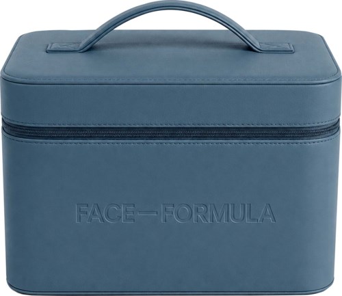 Blå sminkepose med håndtak og glidelås, med embossing av Face Formula-logo på forsiden.