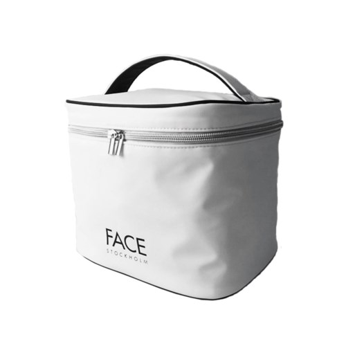 En vit väska med handtag och blixtlås som det står "FACE STOCKHOLM" på.
