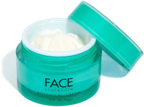 Eine türkisblaue Dose mit der Aufschrift 'Face Stockholm Botanical Cream' enthält Creme, mit offenem Deckel. Die Dose ist rund und aus Kunststoff.