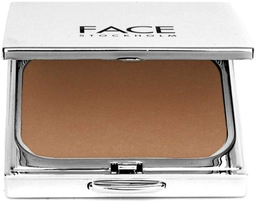 Ein kompaktes Puder-Design mit hellbraunem Puder und silbernem Gehäuse, mit dem Markennamen 'Face'.