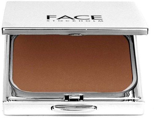 Eine Make-up-Palette mit braunen und beigen Tönen in einem silbernen Gehäuse. Marke ist FACE Stockholm.
