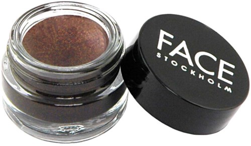 Ein kleiner Behälter mit Gesichts-Make-up und schwarzem Deckel, beschriftet 'FACE STOCKHOLM'.