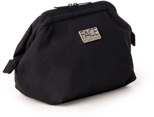 Eine kleine schwarze Tasche mit Reißverschluss und Metallschild, das 'FACE' sagt.