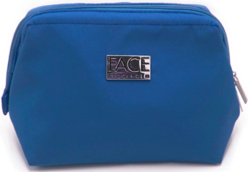 Sininen laukku vetoketjulla ja metallilaatalla, jossa lukee "FACE".