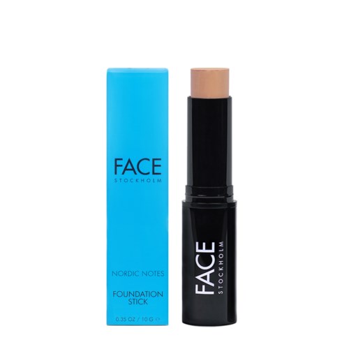 En foundation-sticka med blå förpackning och ett beige produkt, märkt 'FACE STOCKHOLM' och 'NORDIC NOTES.'