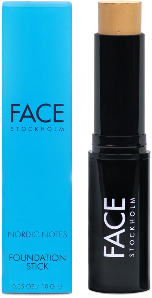 En sort stift, der ligner en læbestift med beige top, ved siden af en blå æske mærket 'FACE STOCKHOLM NORDIC NOTES FOUNDATION STICK'.