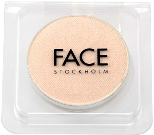 Ett kompakt ansiktspuder i en rund behållare med ett genomskinligt plastlock, märkt 'FACE STOCKHOLM.'