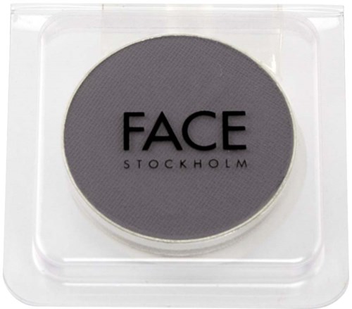 En rund makeup-produkt i ett tydligt fall, märkt 'FACE STOCKHOLM.'