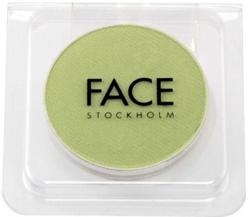 Ett grönt runt makeup-produkt märkt 'FACE STOCKHOLM' i ett genomskinligt plastbehållare.
