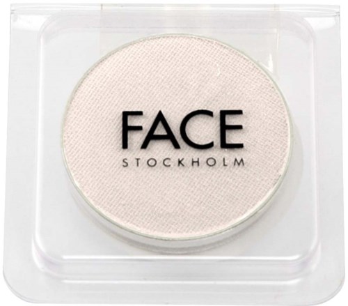 Ett runt ansikts puder i klar plastficka med 'FACE STOCKHOLM' skrivet på den.