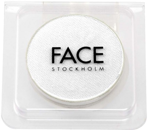 En rund vit app med svart text: FACE STOCKHOLM, i ett tydligt plastfodral.