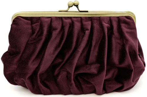 Ein burgunderfarbener Stoffbeutel mit Metallverschluss, gerafftes Design und rundem Boden.