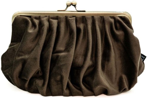 Eine dunkelbraune, geraffte Stofftasche mit Metallverschluss, zur Aufbewahrung kleiner persönlicher Gegenstände.