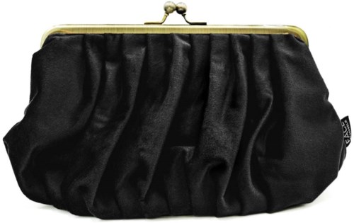 Eine kleine schwarze Clutch-Tasche mit einem goldfarbenen Rahmen, aus gerafftem Stoff.